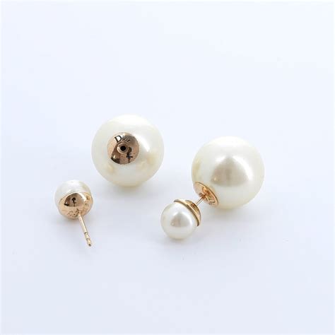 Boucles d'oreille en perle DIOR pour Femme .